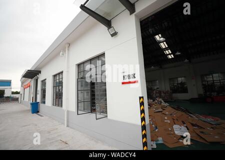 Ein chinesischer Arbeiter sortiert Recycling Abfall, der auf einer Distribution Center der erneuerbaren Energien Abfälle aus Behälter bereitgestellt werden, um das neue Müll sortieren s gerecht zu werden gesammelt Stockfoto