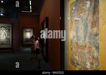 Thangka Buddha ist während der Ausstellung der Schätze der tibetischen Thang angezeigt - ga Kunst an der National Art Museum von China (Namoc) in Peking, China, 5. Stockfoto