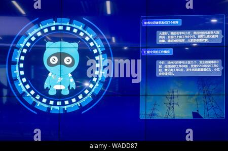 Ein Mitarbeiter interagiert mit Chinas erste künstliche Intelligenz (KI) Roboter Xiao Ai an der State Grid Yangzhou Municipal Electric Power Company in Y Stockfoto