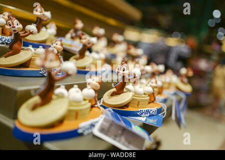 Mickey Mouse - thematische Reihen mit Shanghai Dialekt sind für den Verkauf in der Shanghai Disneyland an der Shanghai Disney Resort in Shanghai, China, 11. Juli Stockfoto
