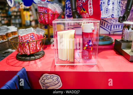 Mickey Mouse - thematische Reihen mit Shanghai Dialekt sind für den Verkauf in der Shanghai Disneyland an der Shanghai Disney Resort in Shanghai, China, 11. Juli Stockfoto
