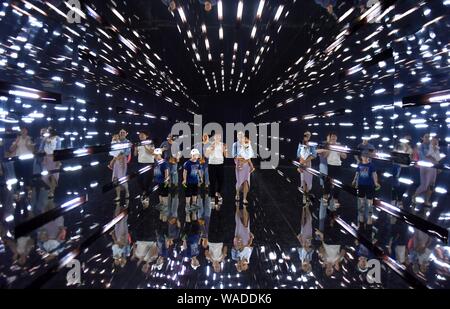 Chinesische Eltern und ihre Kinder zu Fuß durch die "Time Tunnel", die während des interaktiven Wissenschaft Ausstellung "Hawking und George's Universum' in Changsha ci Stockfoto