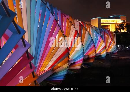 Anwohner Spaziergang auf der Regenbogenbrücke von bunten Lichtern in Qingdao Stadt beleuchtet, der ostchinesischen Provinz Shandong, 27. Juli 2019. Stockfoto