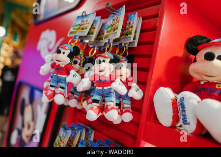 Mickey Mouse - thematische Reihen mit Shanghai Dialekt sind für den Verkauf in der Shanghai Disneyland an der Shanghai Disney Resort in Shanghai, China, 11. Juli Stockfoto
