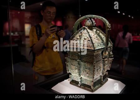 Die bronze Ware 'Yifangyi', eine quaderförmige Container als Trinkgefäß in den alten Zeiten mit Tier-face-Muster und gleichen Inschriften auf Sie, Stockfoto