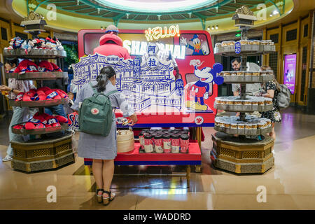 Mickey Mouse - thematische Reihen mit Shanghai Dialekt sind für den Verkauf in der Shanghai Disneyland an der Shanghai Disney Resort in Shanghai, China, 11. Juli Stockfoto