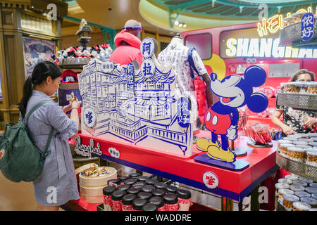 Mickey Mouse - thematische Reihen mit Shanghai Dialekt sind für den Verkauf in der Shanghai Disneyland an der Shanghai Disney Resort in Shanghai, China, 11. Juli Stockfoto