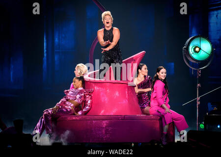 Toronto, Kanada. 18 Aug, 2019. Alecia Beth Moore, professionell, bekannt als Rosa (stilisiert als P!nk) eine ausverkaufte Show in Toronto. Credit: SOPA Images Limited/Alamy leben Nachrichten Stockfoto