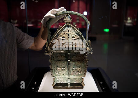 Die bronze Ware 'Yifangyi', eine quaderförmige Container als Trinkgefäß in den alten Zeiten mit Tier-face-Muster und gleichen Inschriften auf Sie, Stockfoto