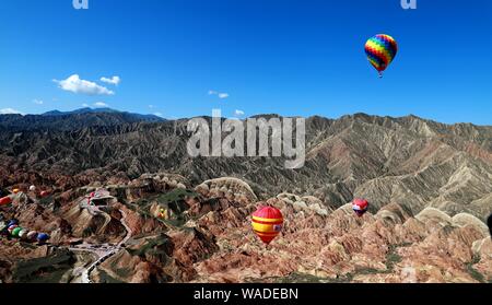 Ein Luftbild der beiden Ballons und Zhangye nationaler Geopark, die für seinen Danxia farbige Felsen bekannt ist, in Zhangye Stadt, Northwest China ¯ s Gansu p Stockfoto