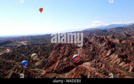 Ein Luftbild der beiden Ballons und Zhangye nationaler Geopark, die für seinen Danxia farbige Felsen bekannt ist, in Zhangye Stadt, Northwest China ¯ s Gansu p Stockfoto