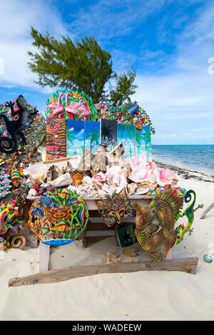 Bunte Souvenir mit Kunsthandwerk und Kunst am Strand in Turks- und Caicosinseln. Stockfoto