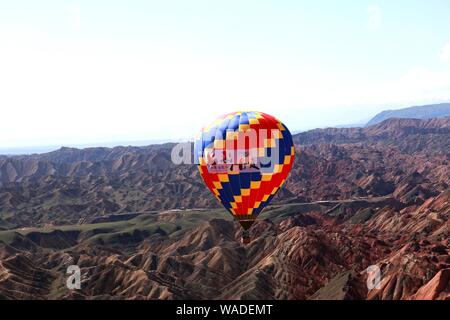 Ein Luftbild der beiden Ballons und Zhangye nationaler Geopark, die für seinen Danxia farbige Felsen bekannt ist, in Zhangye Stadt, Northwest China ¯ s Gansu p Stockfoto