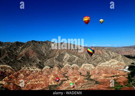 Ein Luftbild der beiden Ballons und Zhangye nationaler Geopark, die für seinen Danxia farbige Felsen bekannt ist, in Zhangye Stadt, Northwest China ¯ s Gansu p Stockfoto