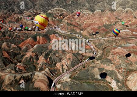 Ein Luftbild der beiden Ballons und Zhangye nationaler Geopark, die für seinen Danxia farbige Felsen bekannt ist, in Zhangye Stadt, Northwest China ¯ s Gansu p Stockfoto