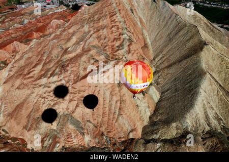 Ein Luftbild der beiden Ballons und Zhangye nationaler Geopark, die für seinen Danxia farbige Felsen bekannt ist, in Zhangye Stadt, Northwest China ¯ s Gansu p Stockfoto