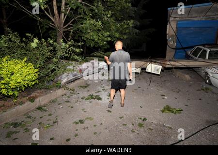 Schäden, die durch die Explosion, die angeblich Ergibt 2 Tote, 12 Vermisste Personen und 18 verletzte Personen, bei Yima Vergasungsanlage von Henan Co Stockfoto