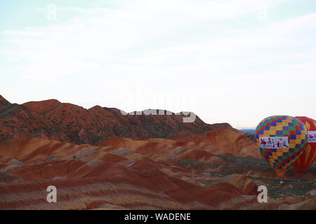 Ein Luftbild der beiden Ballons und Zhangye nationaler Geopark, die für seinen Danxia farbige Felsen bekannt ist, in Zhangye Stadt, Northwest China ¯ s Gansu p Stockfoto