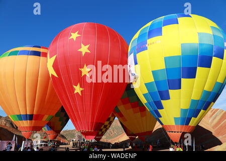 Ein Luftbild der beiden Ballons und Zhangye nationaler Geopark, die für seinen Danxia farbige Felsen bekannt ist, in Zhangye Stadt, Northwest China ¯ s Gansu p Stockfoto