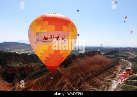 Ein Luftbild der beiden Ballons und Zhangye nationaler Geopark, die für seinen Danxia farbige Felsen bekannt ist, in Zhangye Stadt, Northwest China ¯ s Gansu p Stockfoto