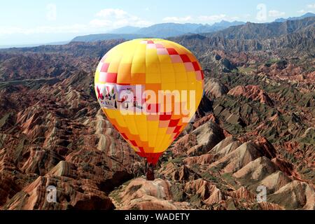 Ein Luftbild der beiden Ballons und Zhangye nationaler Geopark, die für seinen Danxia farbige Felsen bekannt ist, in Zhangye Stadt, Northwest China ¯ s Gansu p Stockfoto