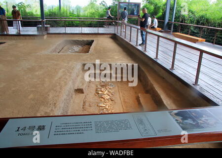 Anwohner und Touristen Ansicht Grab ist ein Kaiser an der Liangzhu archäologischen Ruinen, Chinas neuesten Eintrag auf der Liste des UNESCO-Weltkulturerbes in der H Stockfoto