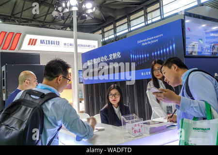 ---- Leute besuchen den Stand der Zhejiang Jinggong Wissenschaft & Technologie während einer Ausstellung in Shanghai, China, 3. Mai 2018. Ein privat geführtes Ente Stockfoto