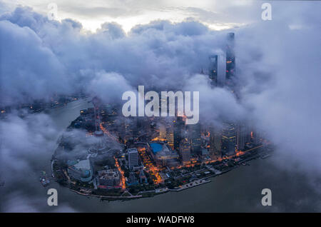 Ein Luftbild von Puxi, den Huangpu Fluss und dem Finanzviertel Lujiazui in Pudong mit dem Shanghai Tower, das Shanghai World Financial Center, Stockfoto
