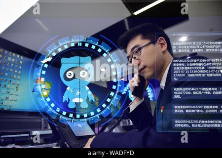 Ein Mitarbeiter interagiert mit Chinas erste künstliche Intelligenz (KI) Roboter Xiao Ai an der State Grid Yangzhou Municipal Electric Power Company in Y Stockfoto