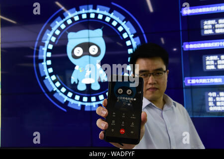 Ein Mitarbeiter interagiert mit Chinas erste künstliche Intelligenz (KI) Roboter Xiao Ai an der State Grid Yangzhou Municipal Electric Power Company in Y Stockfoto