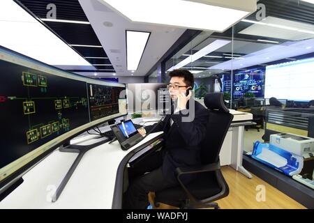 Ein Mitarbeiter interagiert mit Chinas erste künstliche Intelligenz (KI) Roboter Xiao Ai an der State Grid Yangzhou Municipal Electric Power Company in Y Stockfoto