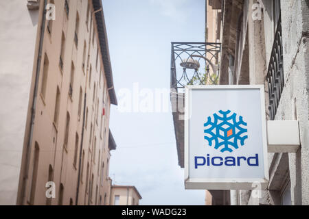 LYON, Frankreich - 18. JULI 2019: Picard Surgeles Logo Vor Ihren lokalen Supermarkt. Picard ist eine französische Kette von Einzelhändlern in gefrorenen fo spezialisiert Stockfoto