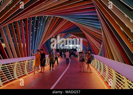 Anwohner Spaziergang auf der Regenbogenbrücke von bunten Lichtern in Qingdao Stadt beleuchtet, der ostchinesischen Provinz Shandong, 27. Juli 2019. Stockfoto