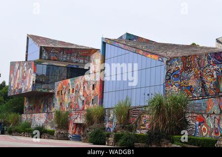 Der Campus der Sichuan Fine Arts Institute ist mit Kreativen gratiffi in Chongqing, China, 22. Juli 2019 eingerichtet. Stockfoto