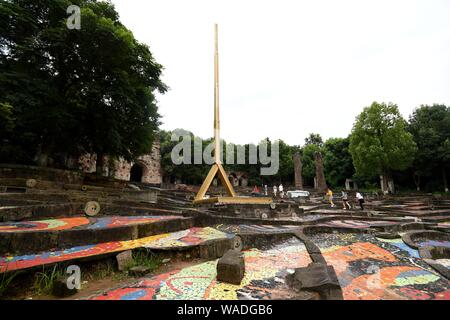 Der Campus der Sichuan Fine Arts Institute ist mit Kreativen gratiffi in Chongqing, China, 22. Juli 2019 eingerichtet. Stockfoto