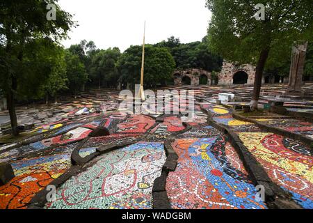 Der Campus der Sichuan Fine Arts Institute ist mit Kreativen gratiffi in Chongqing, China, 22. Juli 2019 eingerichtet. Stockfoto