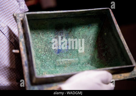 Die bronze Ware 'Yifangyi', eine quaderförmige Container als Trinkgefäß in den alten Zeiten mit Tier-face-Muster und gleichen Inschriften auf Sie, Stockfoto