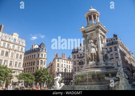 LYON, Frankreich - Juli 13, 2019: Platz Jacobins in Lyon mit seinen berühmten Brunnen. Es ist eine der wichtigsten Sehenswürdigkeiten der Altstadt von Lyon in der Presq Stockfoto