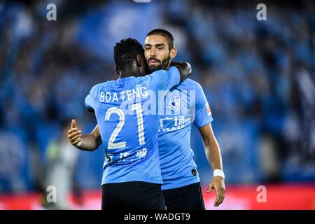 Ghanaischer Fußballspieler Emmanuel Okyere Boateng, links, von Dalian Yifang feiert mit belgische Fußballspieler Yannick Ferreira Carrasco nach Scor Stockfoto