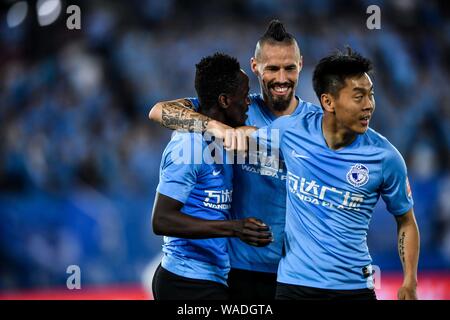 Ghanaischer Fußballspieler Emmanuel Okyere Boateng, links, von Dalian Yifang feiert mit slowakischen Fußballspieler Marek Hamsik, Mitte, nachdem er ein Stockfoto