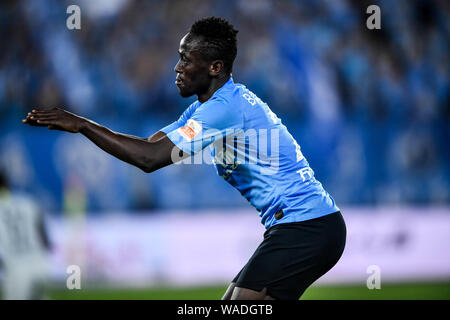 Ghanaischer Fußballspieler Emmanuel Okyere Boateng, von Dalian Yifang feiert Nachdem Sie gegen Henan Jianye in ihren 16. Runde während der Stockfoto