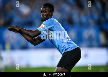 Ghanaischer Fußballspieler Emmanuel Okyere Boateng, von Dalian Yifang feiert Nachdem Sie gegen Henan Jianye in ihren 16. Runde während der Stockfoto