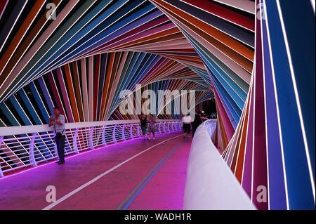 Anwohner Spaziergang auf der Regenbogenbrücke von bunten Lichtern in Qingdao Stadt beleuchtet, der ostchinesischen Provinz Shandong, 27. Juli 2019. Stockfoto