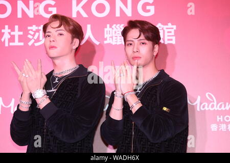 Hong Kong Sänger und Schauspieler Jackson Wang, rechts, der Koreanischen Boy Group erhielt 7, Haltungen mit einer Wachsfigur von ihm während einer enthüllungsfeier bei Madame Stockfoto