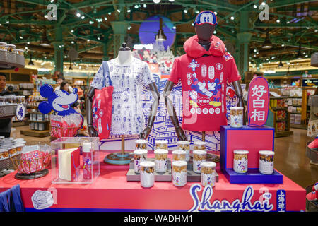 Mickey Mouse - thematische Reihen mit Shanghai Dialekt sind für den Verkauf in der Shanghai Disneyland an der Shanghai Disney Resort in Shanghai, China, 11. Juli Stockfoto