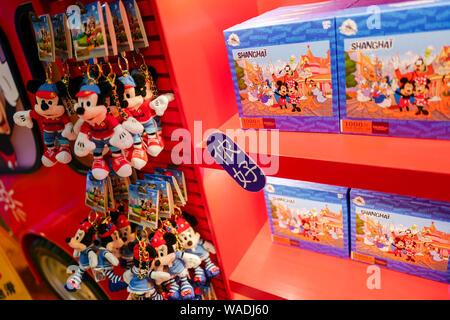 Mickey Mouse - thematische Reihen mit Shanghai Dialekt sind für den Verkauf in der Shanghai Disneyland an der Shanghai Disney Resort in Shanghai, China, 11. Juli Stockfoto