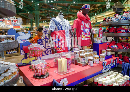 Mickey Mouse - thematische Reihen mit Shanghai Dialekt sind für den Verkauf in der Shanghai Disneyland an der Shanghai Disney Resort in Shanghai, China, 11. Juli Stockfoto