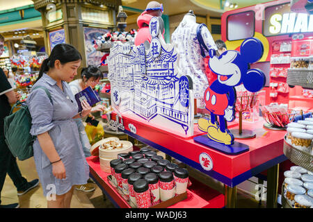 Mickey Mouse - thematische Reihen mit Shanghai Dialekt sind für den Verkauf in der Shanghai Disneyland an der Shanghai Disney Resort in Shanghai, China, 11. Juli Stockfoto