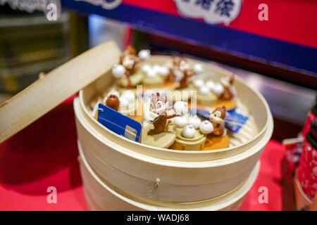 Mickey Mouse - thematische Reihen mit Shanghai Dialekt sind für den Verkauf in der Shanghai Disneyland an der Shanghai Disney Resort in Shanghai, China, 11. Juli Stockfoto