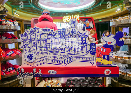 Mickey Mouse - thematische Reihen mit Shanghai Dialekt sind für den Verkauf in der Shanghai Disneyland an der Shanghai Disney Resort in Shanghai, China, 11. Juli Stockfoto